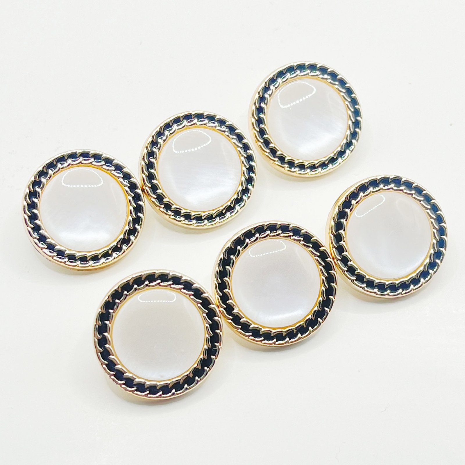 Chic Golden Circular Chain Lace Cat-eye Pearl Button