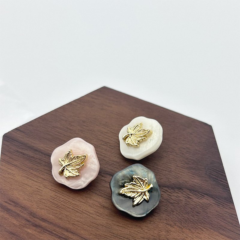 Irregular Imitate Maple Leaf Resin and Metal Two-tone Button